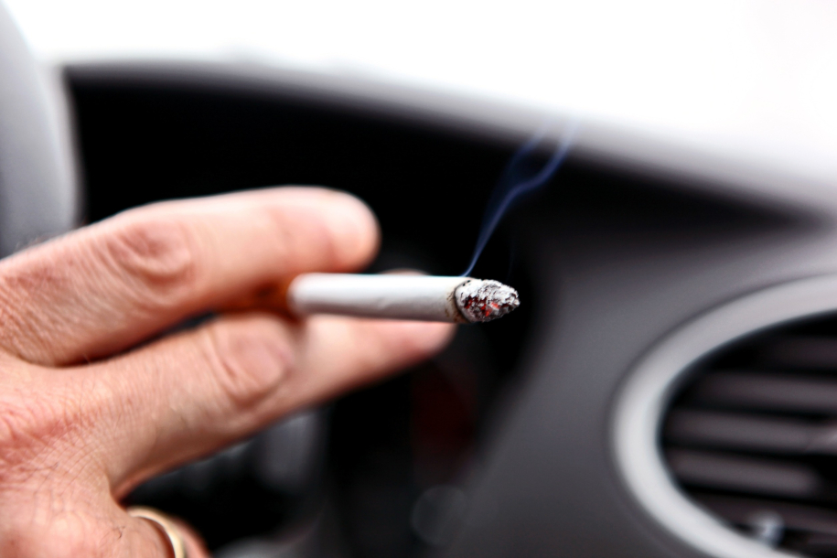 Κάπνισμα στο αυτοκίνητο: Πόσο βλάπτει τα παιδιά