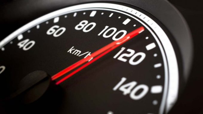 Νέος κανονισμός: κόφτης ταχύτητας σε όλα τα αυτοκίνητα