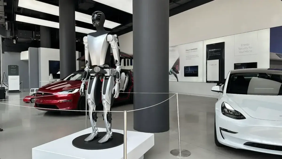 Τα ρομπότ της Tesla μπαίνουν στις εκθέσεις αυτοκινήτων