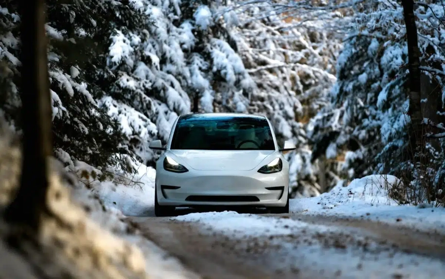 Ηλεκτρικά αυτοκίνητα: γιατί αντιμετωπίζουν προβλήματα στο κρύο - Τι λέει η Tesla;