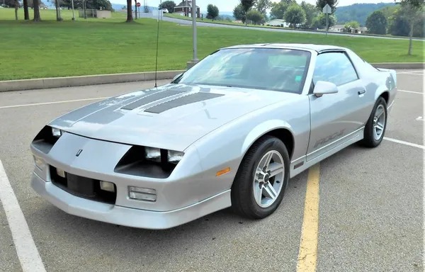 Chevrolet Camaro Rad IROC-Z: το «καμάρι» της Chevy! [Βίντεο]