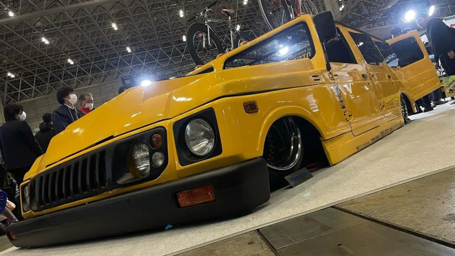 Αντισυμβατική έμπνευση: Δυο Suzuki Jimny έφτιαξαν ένα Hummer [Βίντεο]