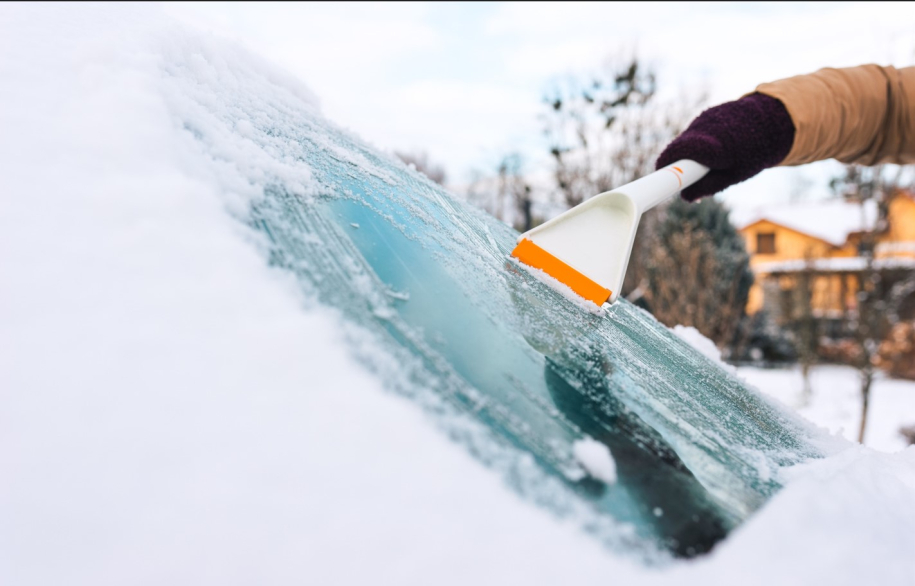 Πάγος στο παρμπρίζ του αυτοκίνητου: Τι δεν πρέπει να κάνετε ποτέ!