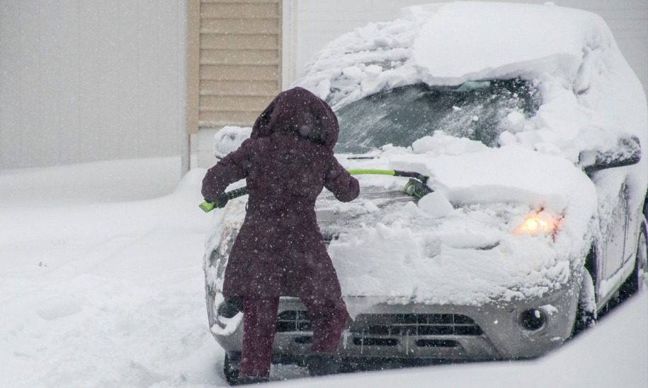 Το απόλυτο κόλπο για να ξεκολλήσετε το αυτοκίνητο από το χιόνι