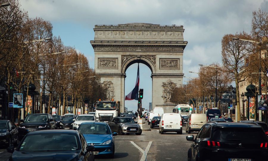 Αυστηρά μέτρα στο Παρίσι: Τριπλασιάζονται τα τέλη στάθμευσης για τα SUV