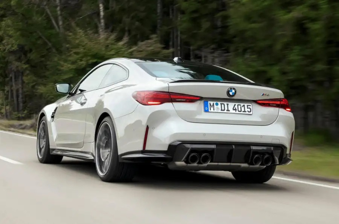 BMW M4 facelift: Η σπόρ «μπέμπα» έβαλε τα καλά της!