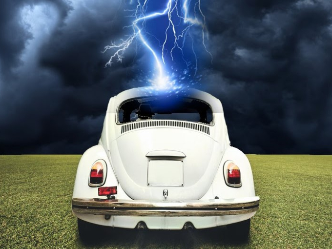 Τι θα συμβεί αν ένα ηλεκτρικό αυτοκίνητο χτυπηθεί από κεραυνό