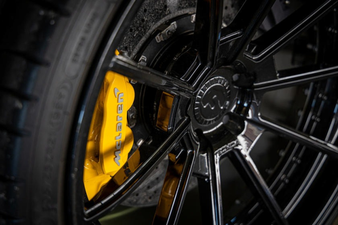 Φρένα: Όλα όσα πρέπει να ξέρετε για τα Carbon Ceramic Brakes