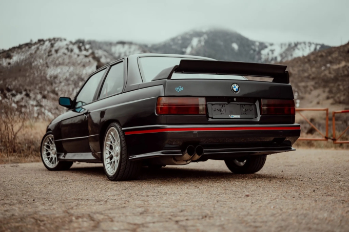 BMW M3 1986: Μια « καυτή μπέμπα» παλιάς κοπής στο σφυρί (Βίντεο)