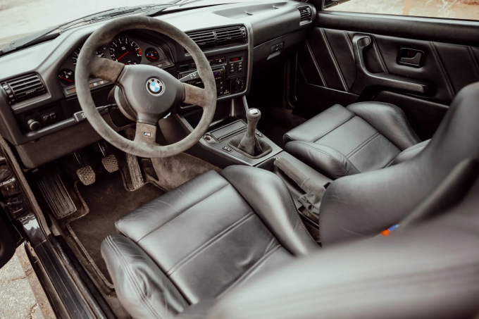 BMW M3 1986: Μια « καυτή μπέμπα» παλιάς κοπής στο σφυρί (Βίντεο)