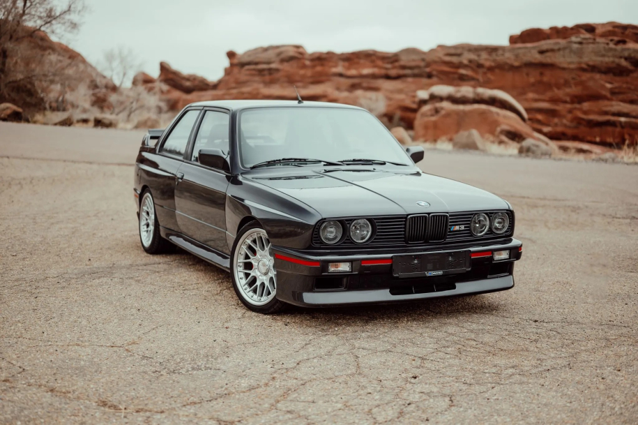 BMW M3 1986: Μια « καυτή μπέμπα» παλιάς κοπής στο σφυρί (Βίντεο)