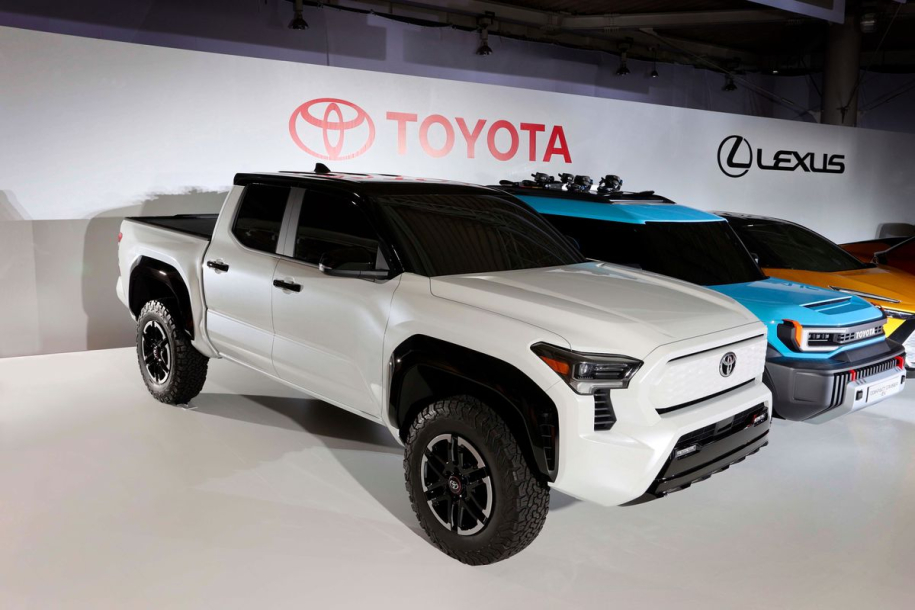 Toyota Hilux: «Ψήνεται» το ηλεκτρικό!