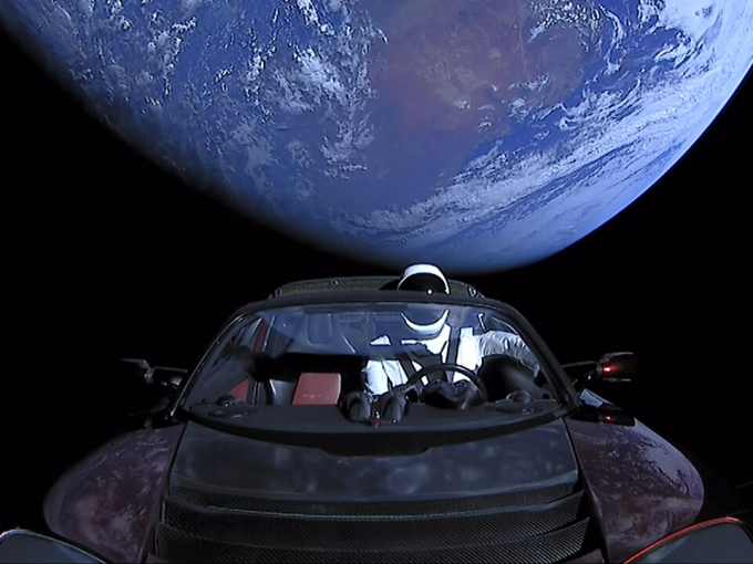 Το Tesla Roadster κινείται προς τη Γη με ταχύτητα 3,000 km/h