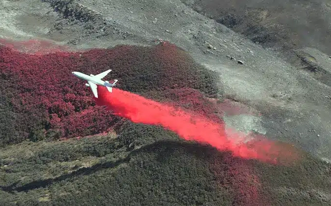 DC-10 Air Tanker: Εντυπωσιακό βίντεο κατάσβεσης πυρκαγιάς
