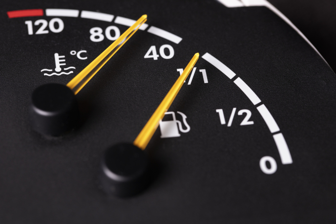 close-up-fuel-level-gauge-vehicle (2)