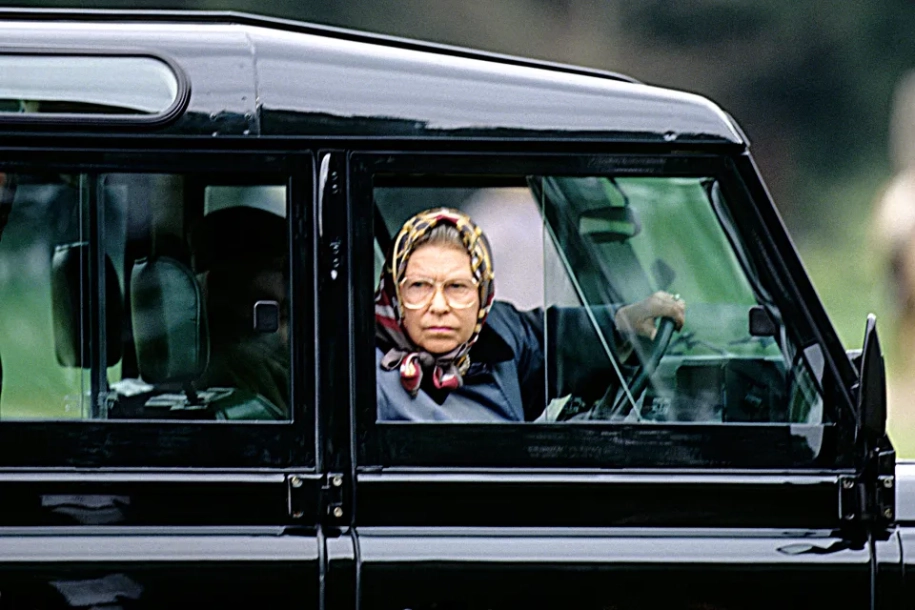 Αυτοκίνητα της βασίλισσας Ελισάβετ αξίας 10 εκ. λιρών - μυστικά κουμπιά και θέσεις για τα corgi