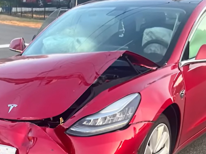 Tesla: 18χρόνος αγοράζει κατεστραμμένο Model 3 και ανακαλύπτει κρυφό βίντεο ατυχήματος