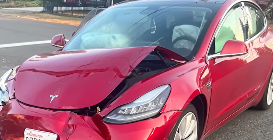 Tesla: 18χρόνος αγοράζει κατεστραμμένο Model 3 και ανακαλύπτει κρυφό βίντεο ατυχήματος