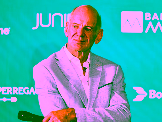 F1: Ο Adrian Newey «τσεκάρει» το MCL39 της McLaren