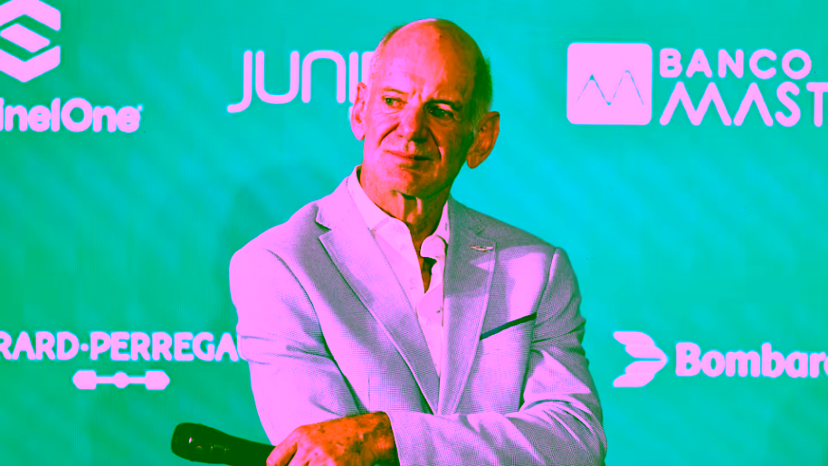 F1: Ο Adrian Newey «τσεκάρει» το MCL39 της McLaren