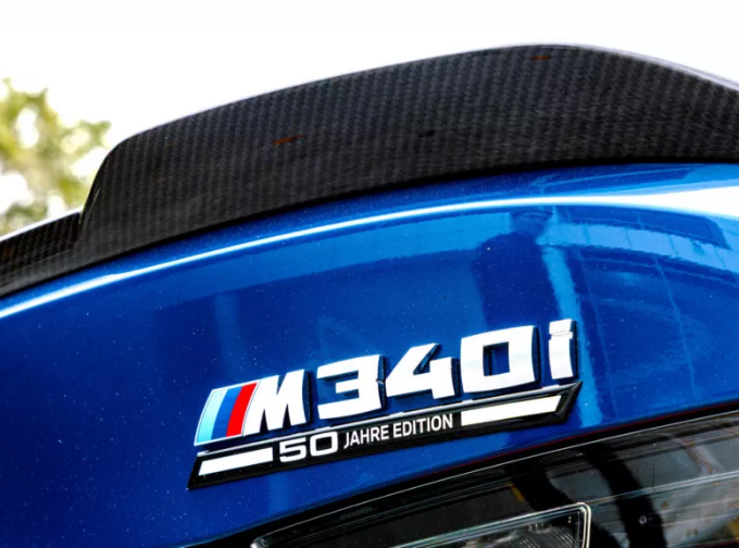 BMW M340i 50 Jahre: Η συλλεκτική Σειρά 3 τιμά την ιστορία της με μοναδικό στυλ και μια πολυτελή πρωτιά