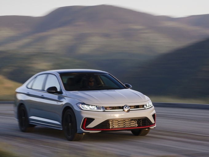 VW Jetta GLI 2025: Οδηγούμε το χειροκίνητο σεντάν που είναι πιο GTI από το GTI