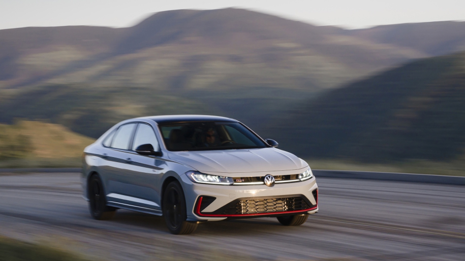 VW Jetta GLI 2025: Οδηγούμε το χειροκίνητο σεντάν που είναι πιο GTI από το GTI