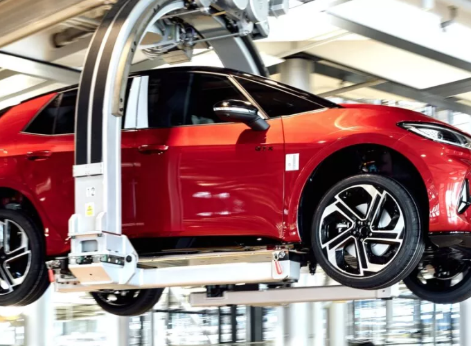 Κρίση στη VW: Παγώνουν οι επενδύσεις για νέα μοντέλα και εργοστάσια