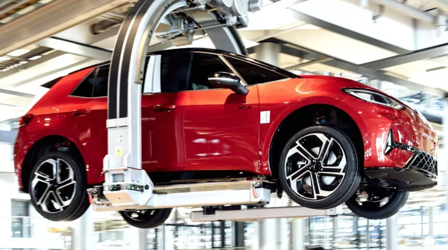 Κρίση στη VW: Παγώνουν οι επενδύσεις για νέα μοντέλα και εργοστάσια