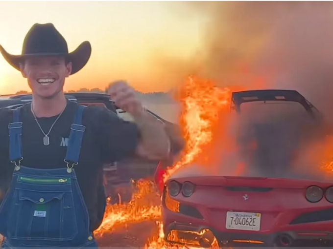 Διάσημος YouTuber συνελήφθη για φοροδιαφυγή με τη Ferrari που έκαψε