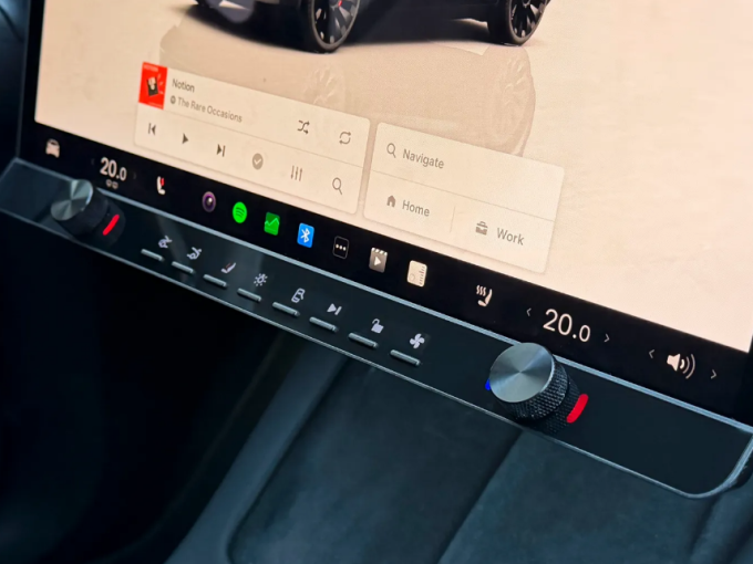 Tesla: Το Gadget των 200€ που προσθέτει τα κουμπιά που πάντα έλειπαν
