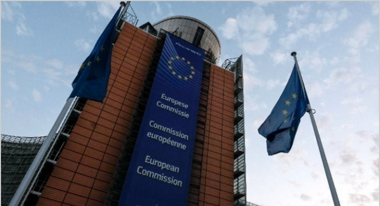 Η Ευρωπαϊκή Επιτροπή αναθεωρεί τον στόχο για την πλήρη απαγόρευση πώλησης νέων βενζινοκίνητων και πετρελαιοκίνητων οχημάτων το 2035