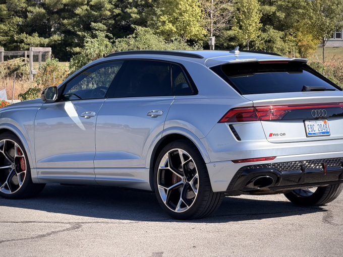 Audi RSQ8 2025: Δοκιμάζουμε το απόλυτο SUV – Κόβει την ανάσα σε εμφάνιση και επιδόσεις