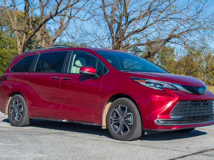 Δοκιμάζουμε το Toyota Sienna 2025: Το πολυμορφικό που έκανε την οικογένειά μου να ξεχάσει το SUV