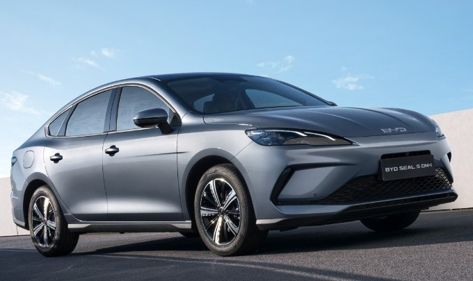 Το Seal 5 DM-i είναι το πρώτο plug-in υβριδικό μοντέλο με sedan αμάξωμα της BYD