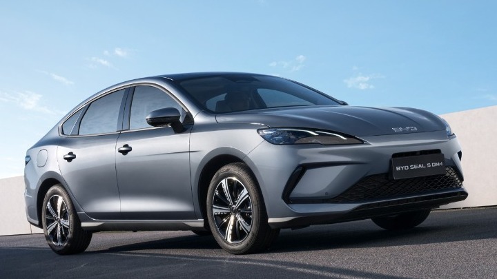Το Seal 5 DM-i είναι το πρώτο plug-in υβριδικό μοντέλο με sedan αμάξωμα της BYD