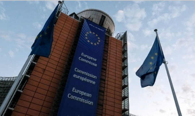 Η Ευρωπαϊκή Επιτροπή αναθεωρεί τον στόχο για την πλήρη απαγόρευση πώλησης νέων βενζινοκίνητων και πετρελαιοκίνητων οχημάτων το 2035