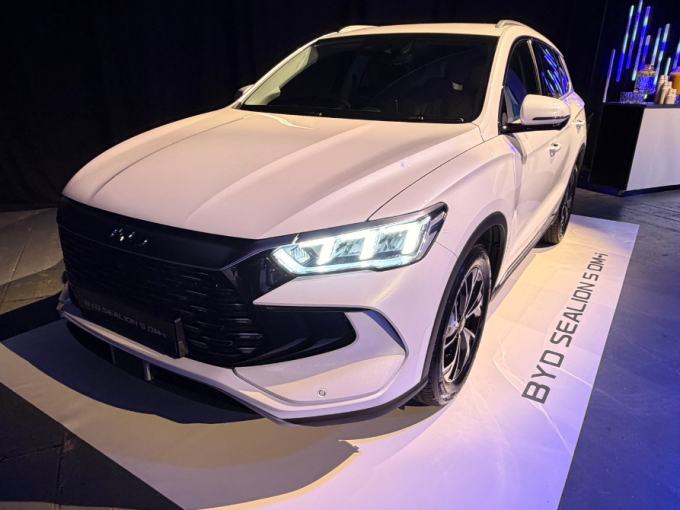 Η BYD παρουσιάζει το Sealion 5 DM-I