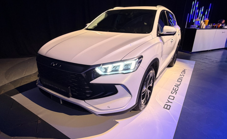 Η BYD παρουσιάζει το Sealion 5 DM-I
