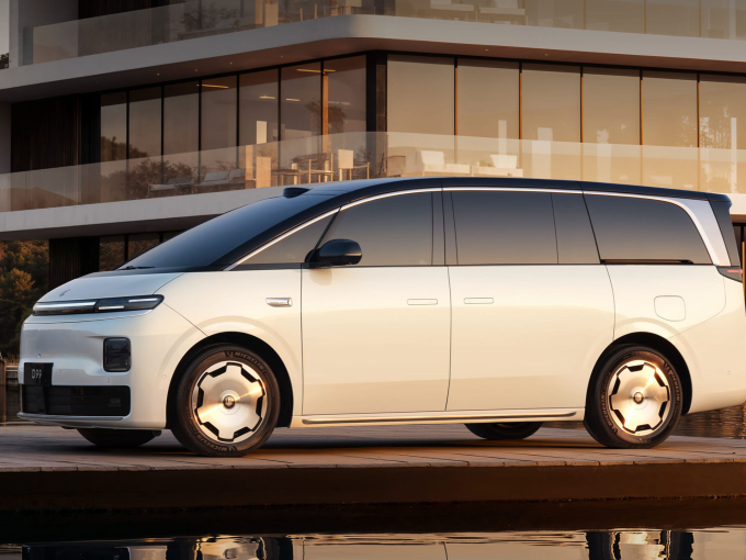 Leapmotor D99: Είναι αυτό το ηλεκτρικό Chrysler του μέλλοντος;